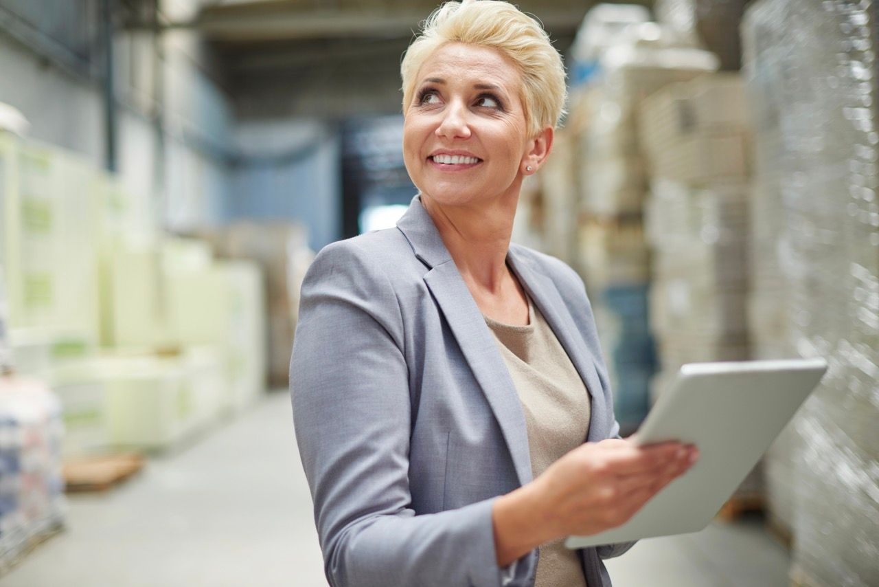 businesswoman-working-warehouse mare.jpeg
