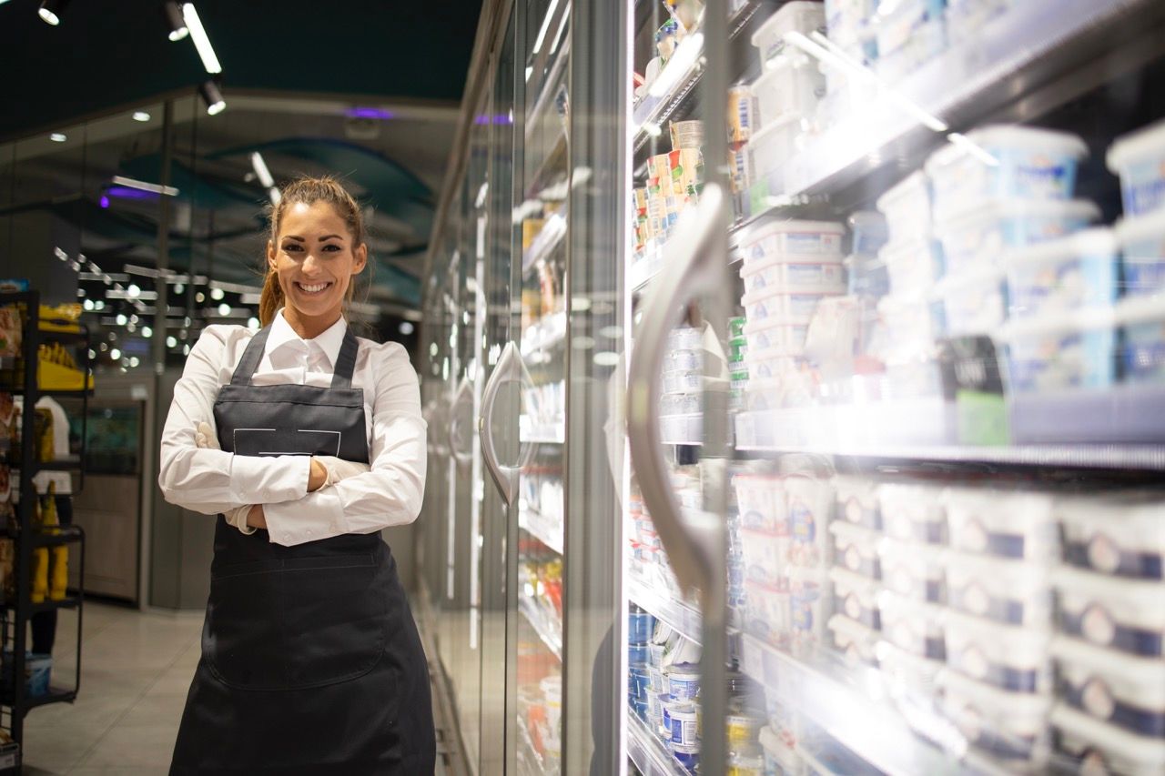 supermarket-worker-arranging-frozen-fish-sale mare.jpeg